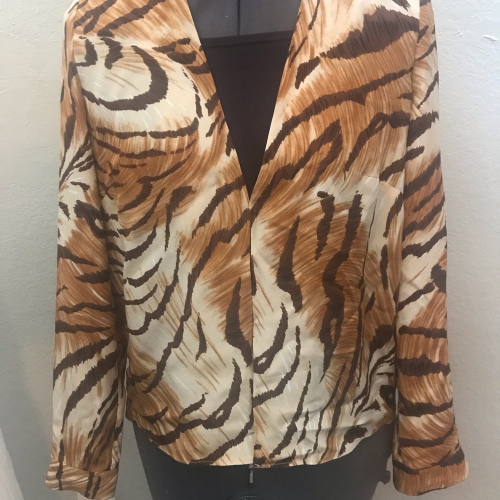 CIAOLUCIA sleeve top with a deep v-neckline - Picture 4 of 7